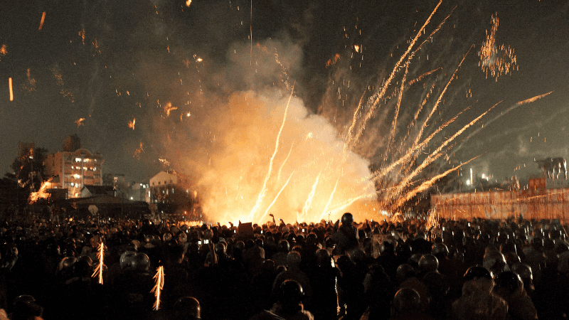 【2025 Yanshui Beehive Fireworks Festival Complete Guide】Experience Taiwan Lantern Festival’s Most Thrilling Folk Event! All You Need to Know About Transport, Food, and Attractions!