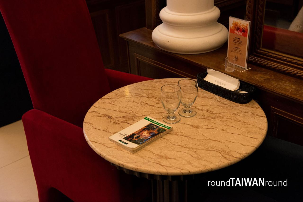 Moooon_River_Cafe___Books-014.jpg