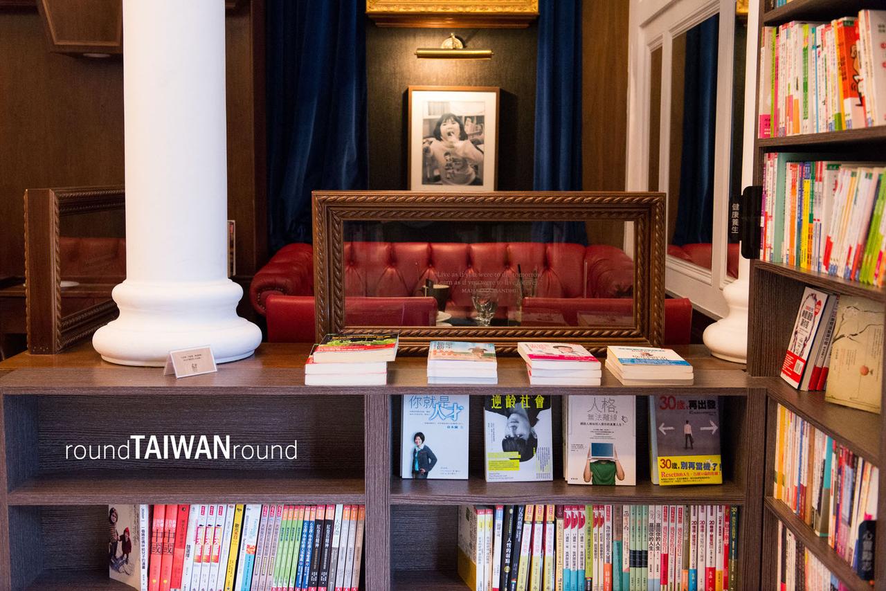 Moooon_River_Cafe___Books-013.jpg