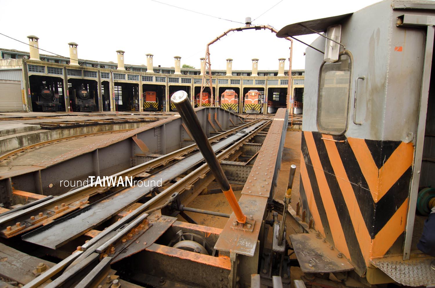 Fan-shaped_Train_Garage_______-002.jpg