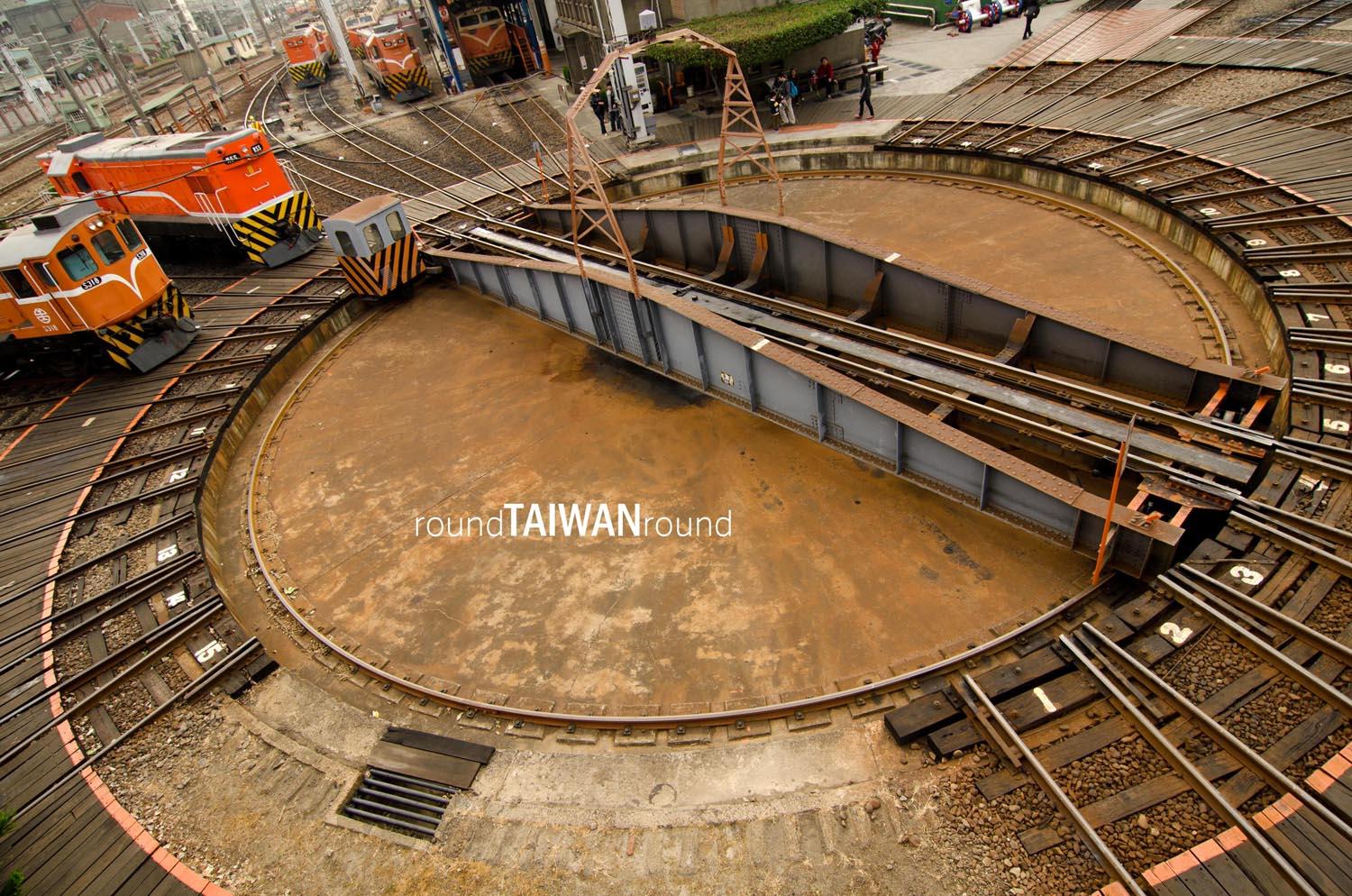 Fan-shaped_Train_Garage_______-003.jpg
