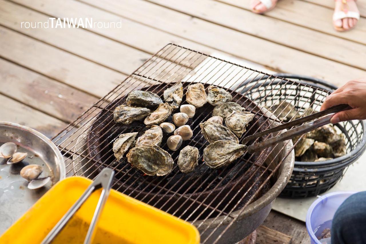 Qigu_Oyster_Farm_Boat_Tour__________-005.jpg