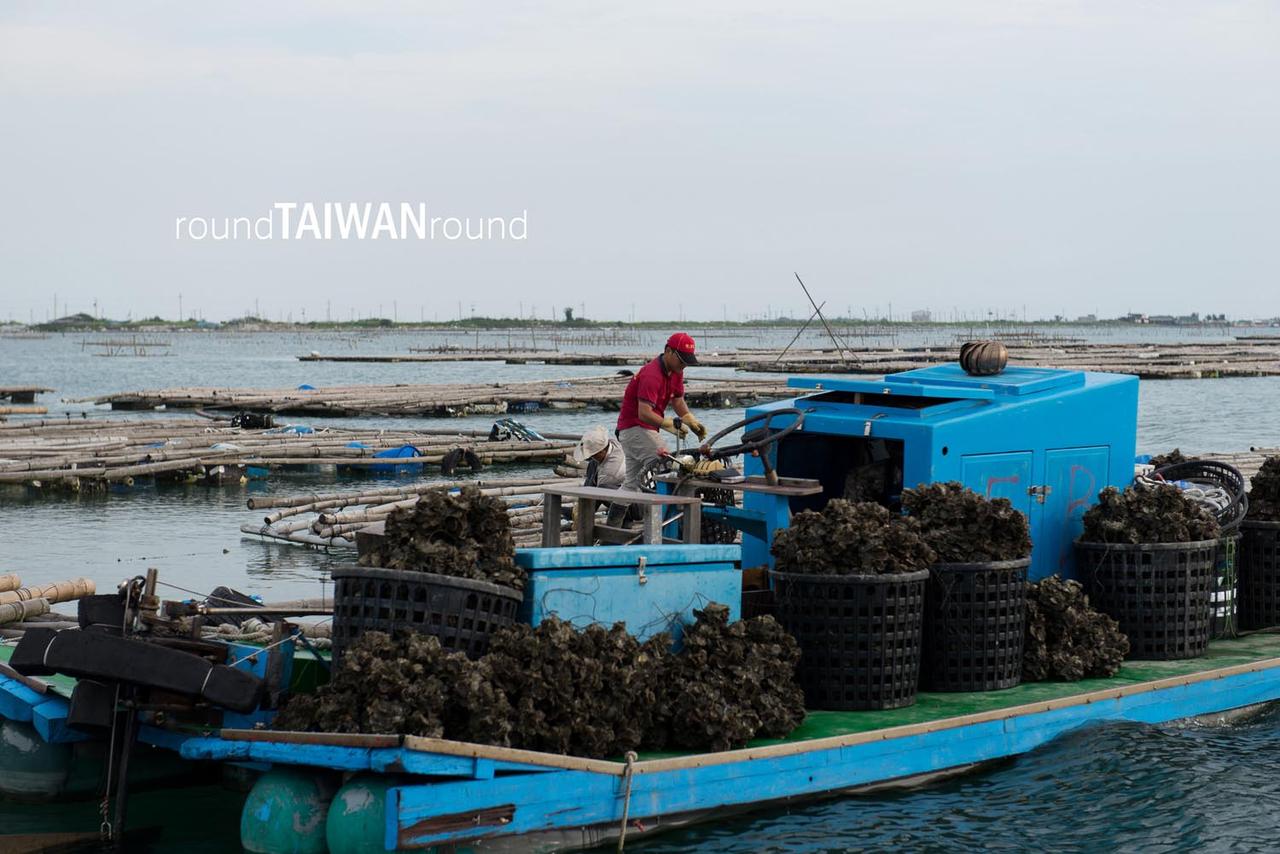 Qigu_Oyster_Farm_Boat_Tour__________-010.jpg