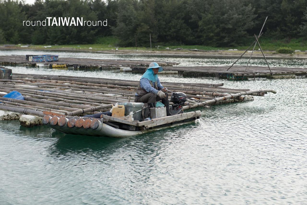 Qigu_Oyster_Farm_Boat_Tour__________-013.jpg