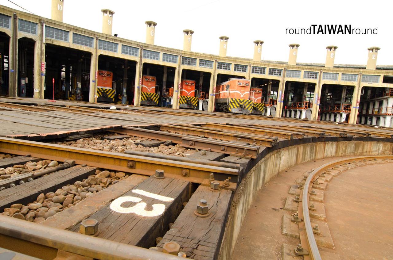 Fan-shaped_Train_Garage_______-006.jpg